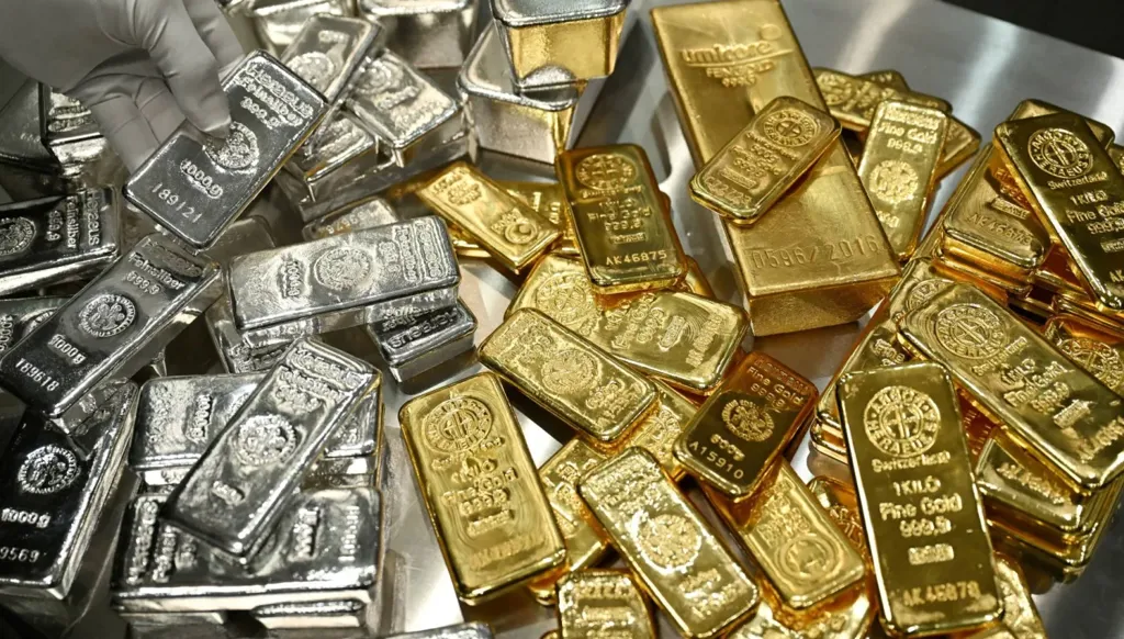 هروب من الدولار يشعل الذهب والفضة