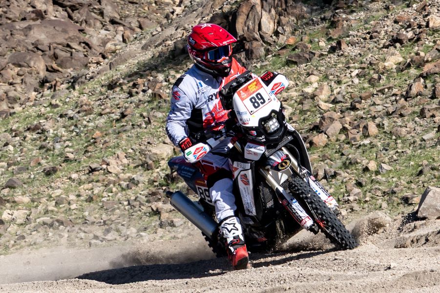 إيهاب حكيم خلال رالي داكار.