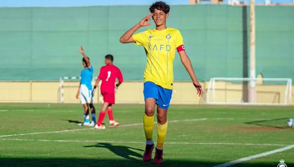 نجل كريستيانو في ظهور غامض مع فتاتين داخل سيارة فاخرة (فيديو وصور)