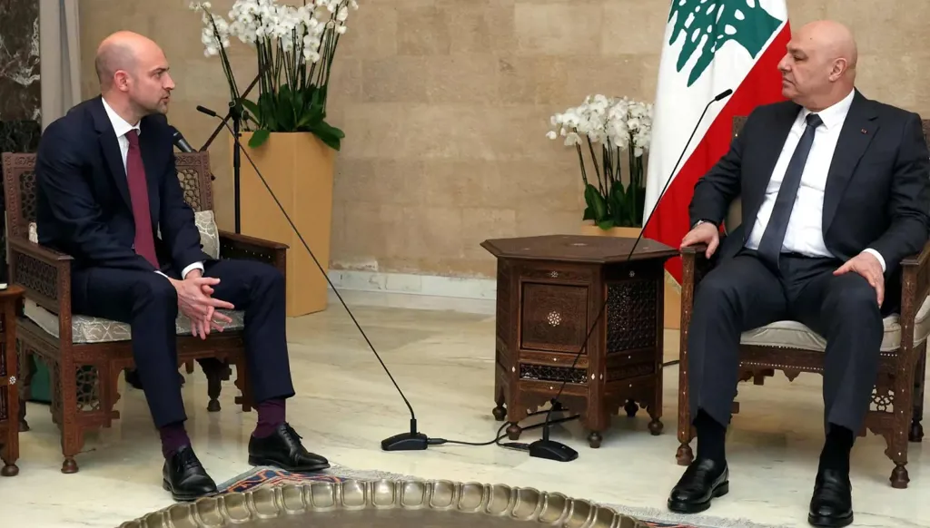 الرئيس عون مستقبلاً وزير الخارجية الفرنسي جان - نويل بارو خلال زيارته لبنان قبل أيام.