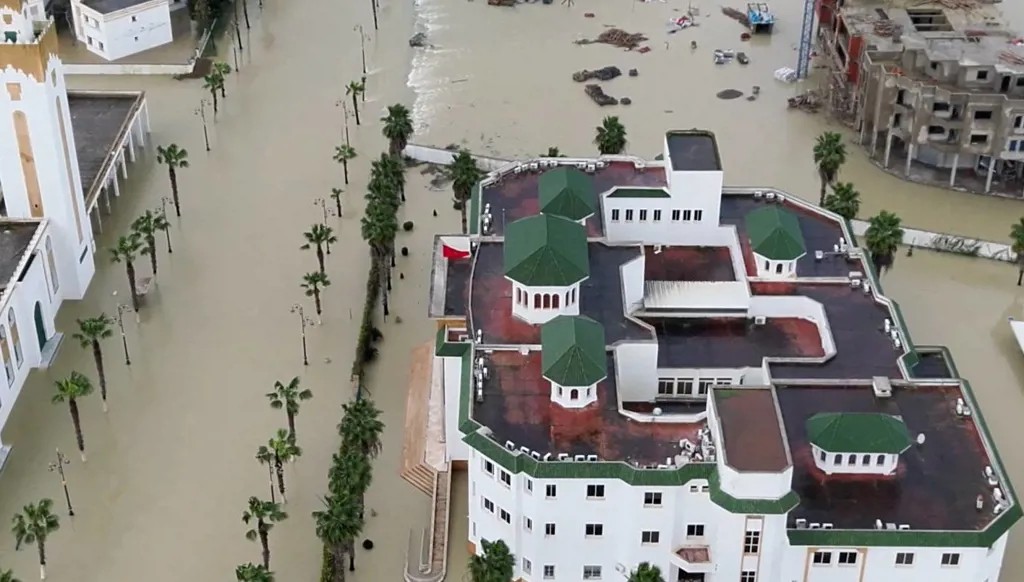 جنون الطقس 2026: حرائق في الجنوب وفيضانات مدمّرة من المغرب إلى سوريا
