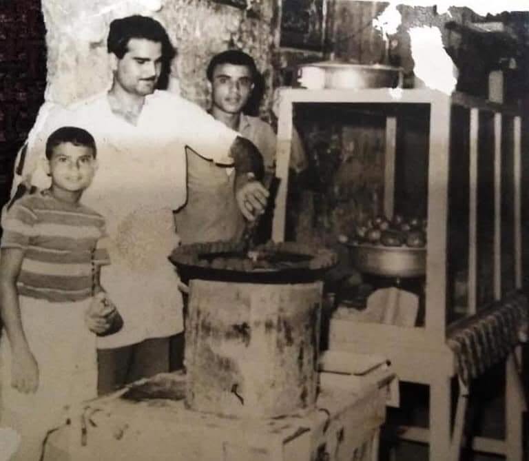 رياض الآغا وشقيقه أبو مازن عام 1963، قرب جامع كيخيا بصيدا القديمة (الصورة من صفحة ابنة فاروق على الفايسبوك)
