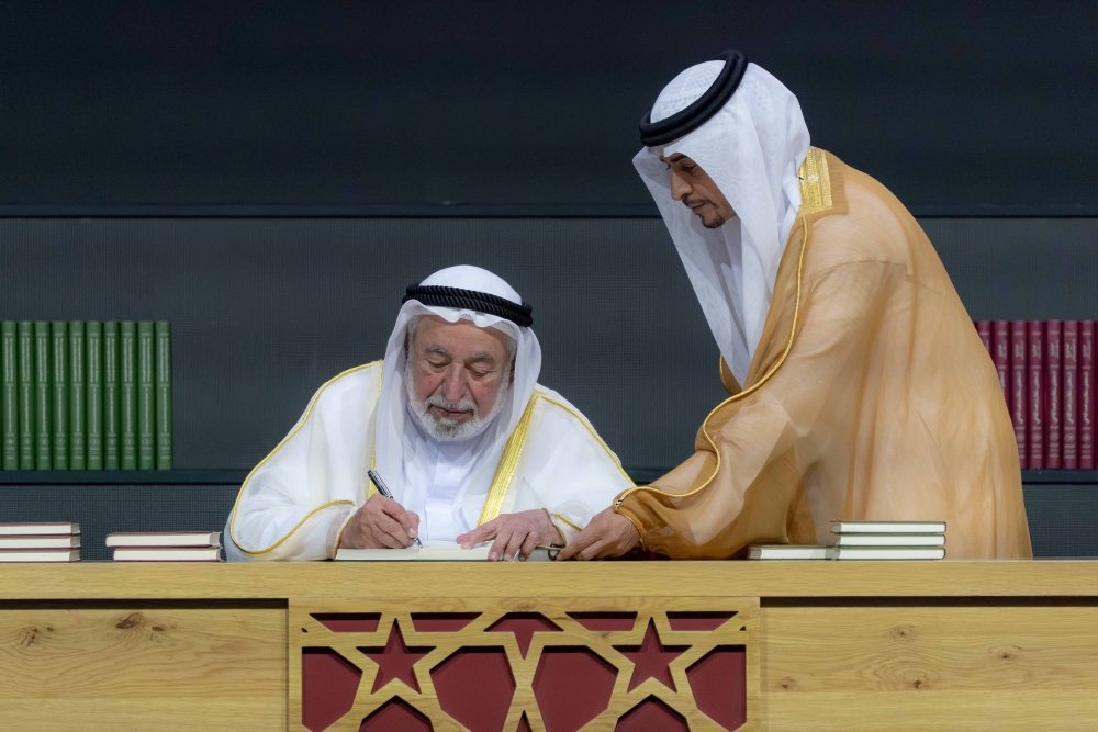الشيخ سلطان القاسمي يوقّع أحدث مؤلفاته. (هيئة الشارقة)