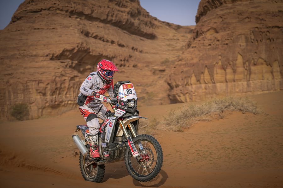 إيهاب حكيم خلال رالي داكار.