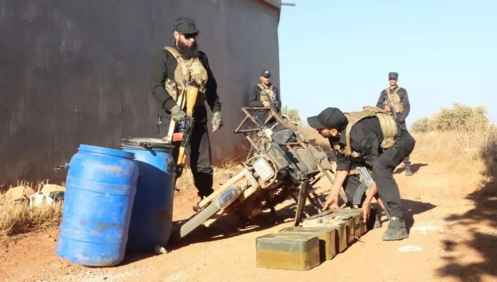 بالصور- ضبط براميل لنقل الحليب معبّأة بالذخائر في طريقها من سوريا إلى لبنان