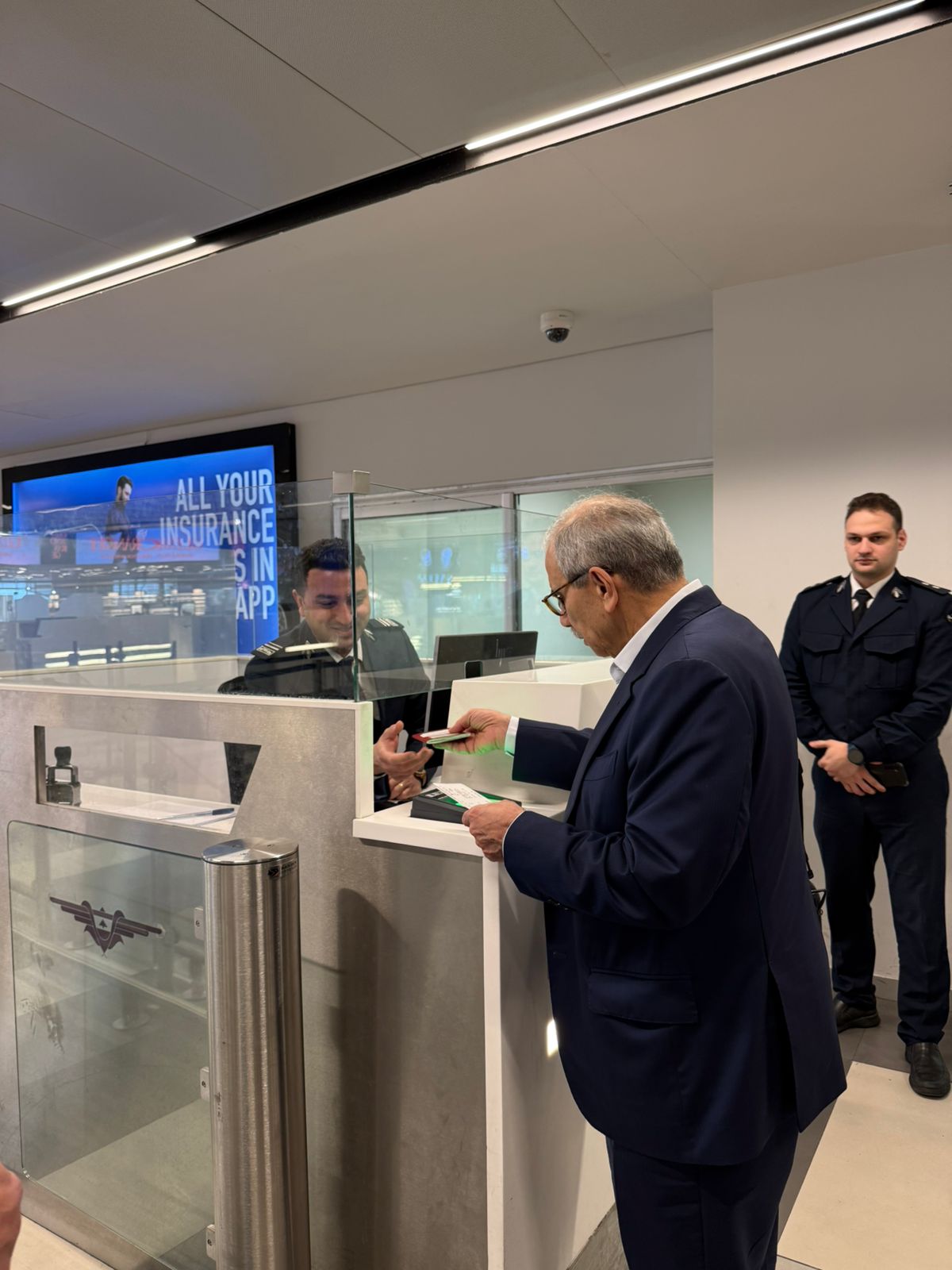 نواف سلام في المطار (تواصل اجتماعي).