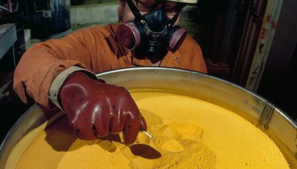 استهداف مصنع "الكعكة الصفراء" في إيران… ما هي هذه المادة ولماذا تُعد أساسية نووياً؟