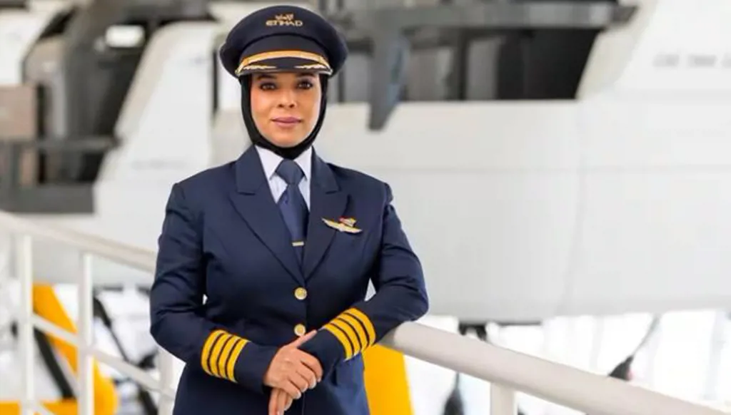 هدى المسلّمي... أول إماراتية مدرّبة للطيارين