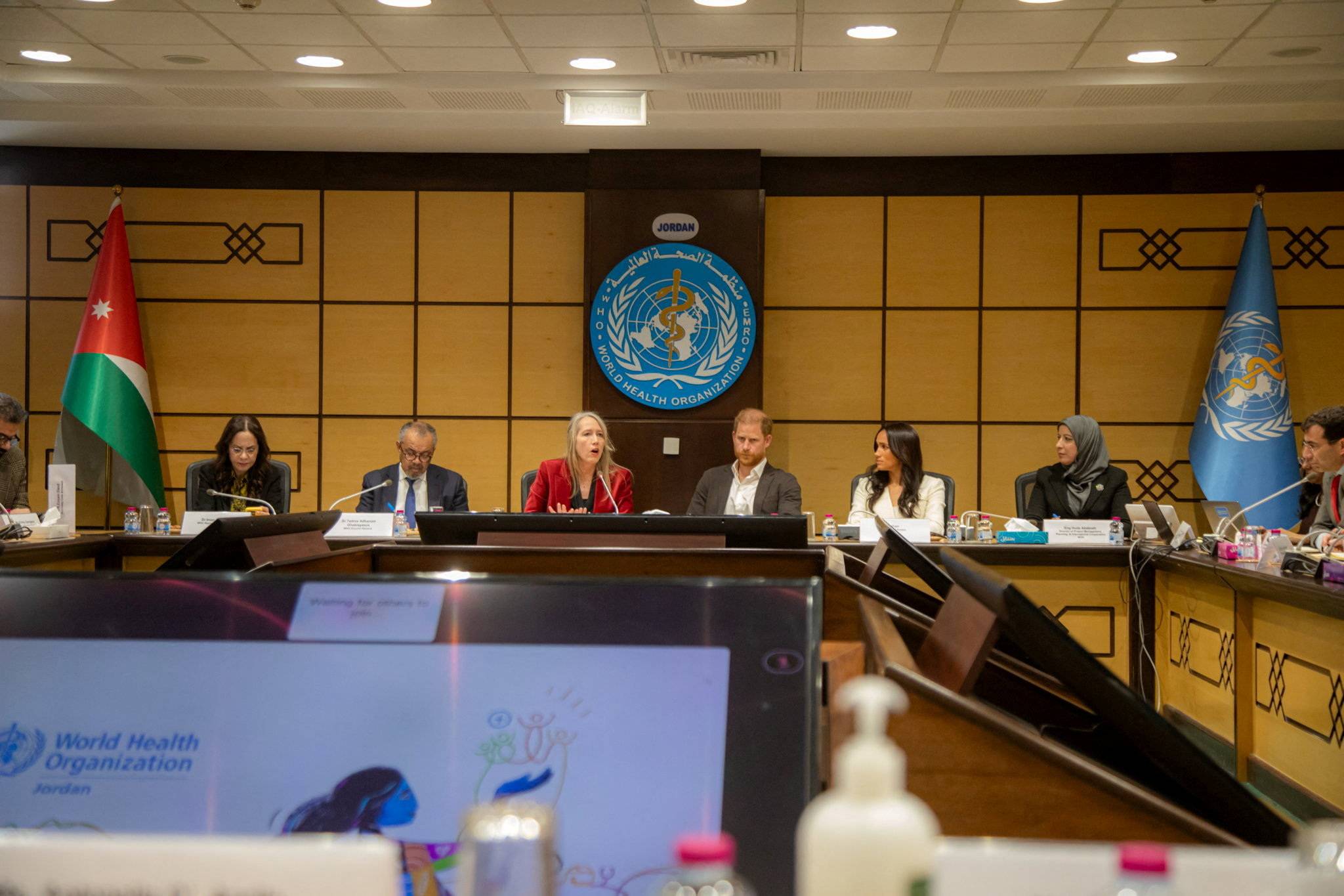 الأمير هاري وزوجته ميغان خلال اجتماع مع منظمة الصحة العالمية إلى جانب المانحين الرئيسين والشركاء الإنسانين في عمّان 25 فبراير 2026 (رويترز)