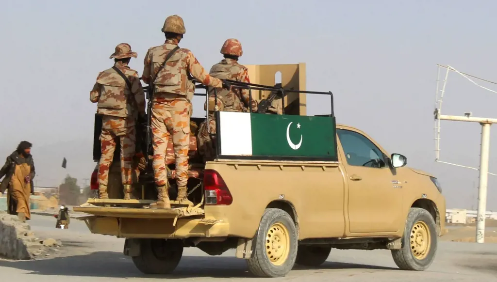 مساع سعودية وقطرية لمنع التصعيد بين أفغانستان وباكستان