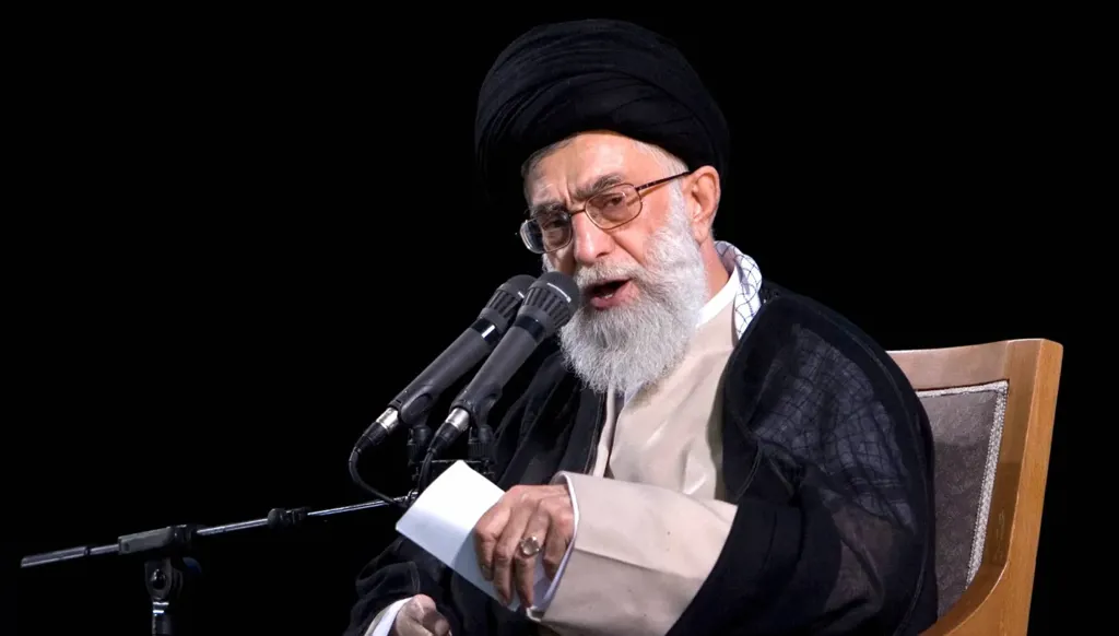 بـ 100 قنبلة خارقة... إسرائيل تستهدف "المخبأ السرّي" لخامنئي