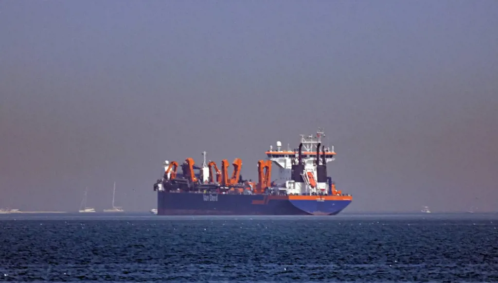 تصعيد في مضيق هرمز بعد إغلاقه… إيران تعترض سفناً وإطلاق نار