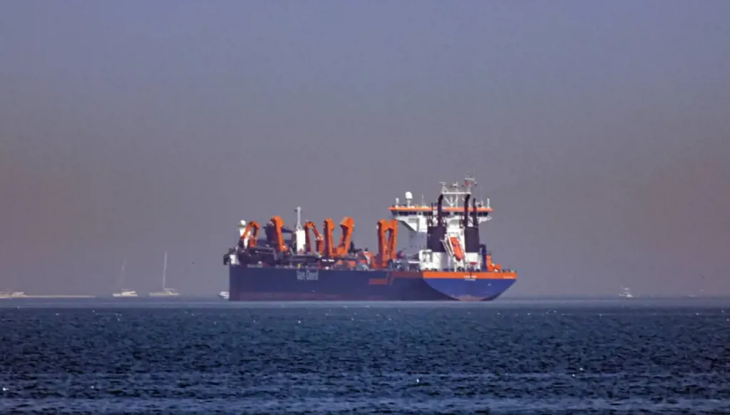 البحرية البريطانية: إصابة ناقلة نفط بمقذوف مجهول شمال الدوحة