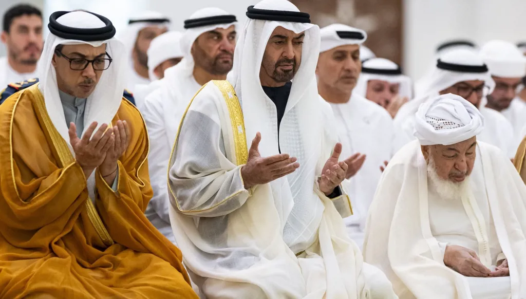 رئيس دولة الإمارات يؤدي صلاة عيد الأضحى في جامع الشيخ زايد بأبوظبي (وام).