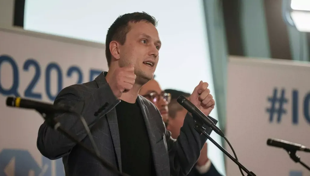 رئيس وزراء غرينلاند يؤكد التمسك بالحوار والحق في تقرير المصير