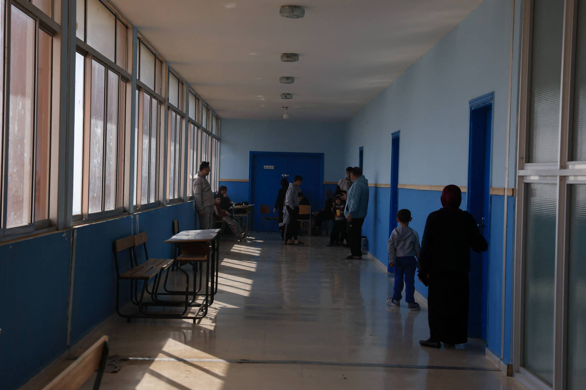 مدارس تحوّلت إلى مراكز إيواء في لبنان (رويترز)