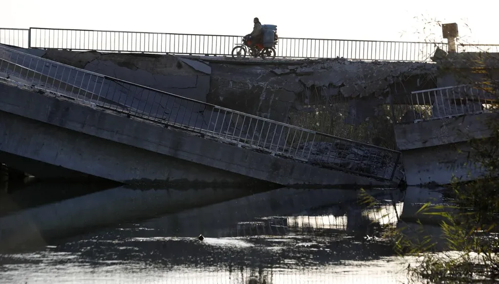 Une frappe aérienne israélienne détruit le pont de Tarfalsieh, une ligne de vie vitale dans le sud du Liban