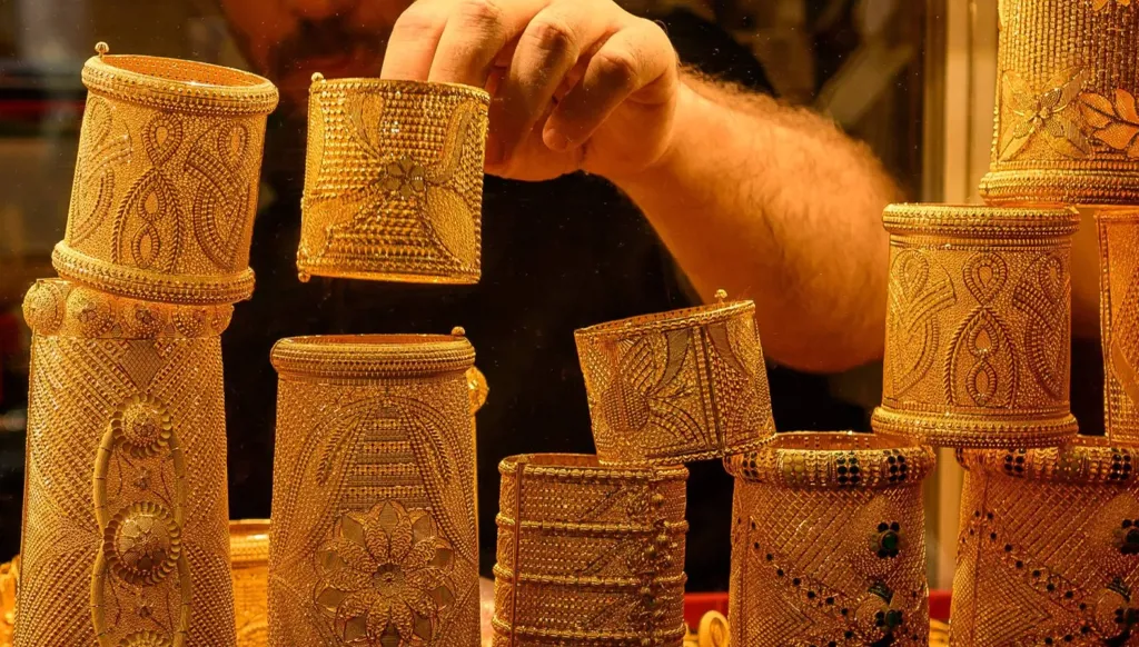 أساور وقلائد ذهبية معروضة للبيع في متجر ذهب بالسوق الكبير في إسطنبول (أ ف ب)