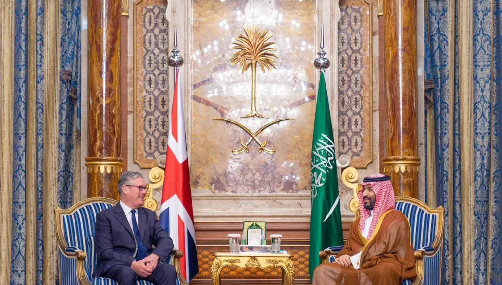 ولي العهد السعودي يلتقي رئيس الوزراء البريطاني في جدة (صور)