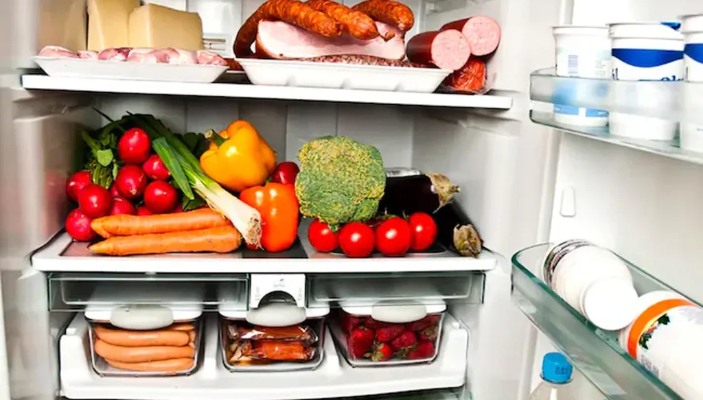أطعمة في الثلاجة تصبح خطيرة بعد انتهاء مدة صلاحيتها