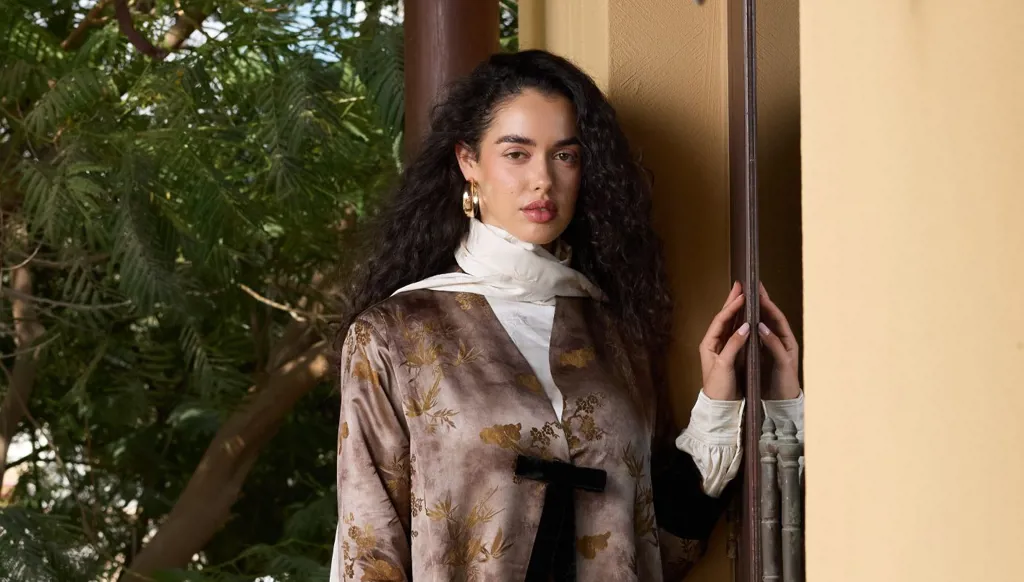 ليلى العوضي تقدّم رؤية جديدة للجمال المشرقي... عباءات عربية وقصّات عصرية