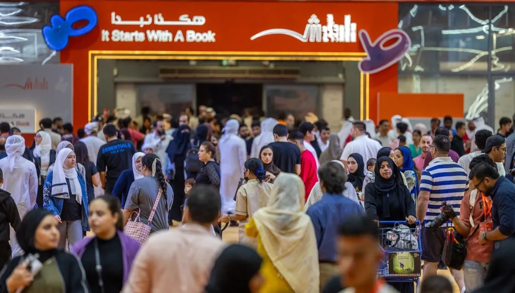 أمسيات شعرية بـ8 لغات تصحب زوار " الشارقة الدولي للكتاب 2025" إلى عالم القصيدة