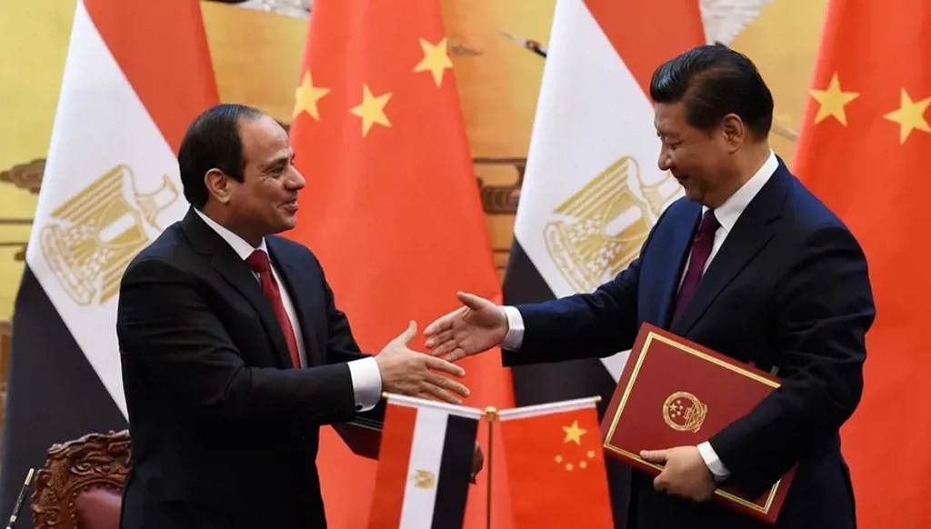 الرئيس المصري عبد الفتاح السيسي يصافح الرئيس الصيني شي جينبينغ في قاعة الشعب الكبرى في بكين 23 ديسمبر 2014 (رويترز). 