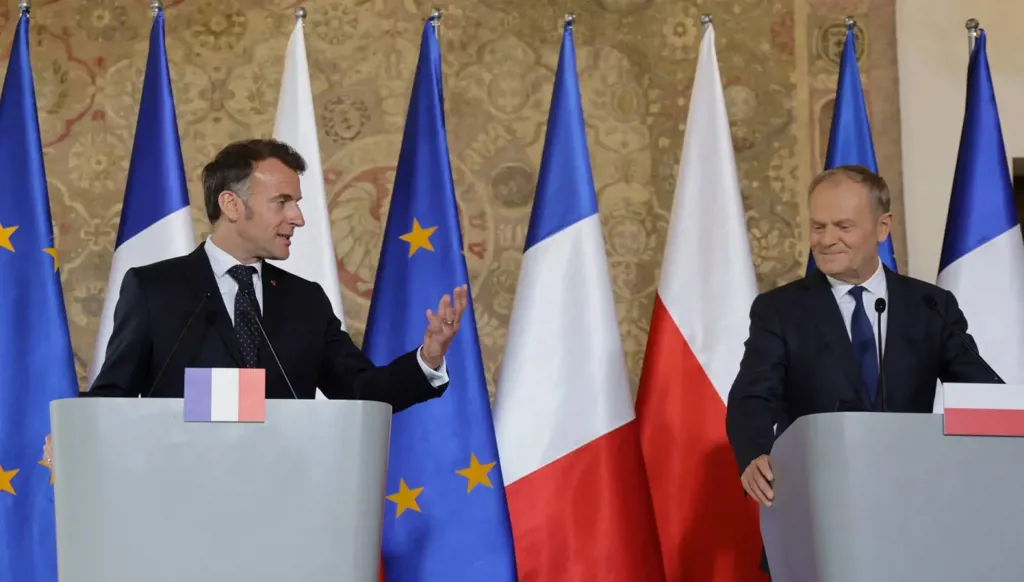 ماكرون وتوسك يعطيان زخماً جديداً للتعاون الدفاعي بين بلديهما