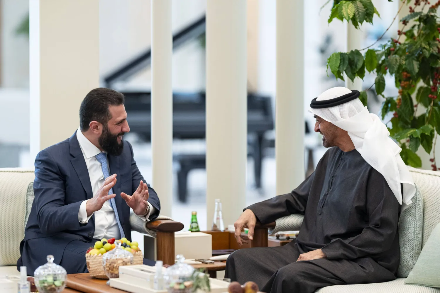 الرئيس الإماراتي الشيخ محمد بن زايد آل نهيان والرئيس السوري أحمد الشرع (وام)