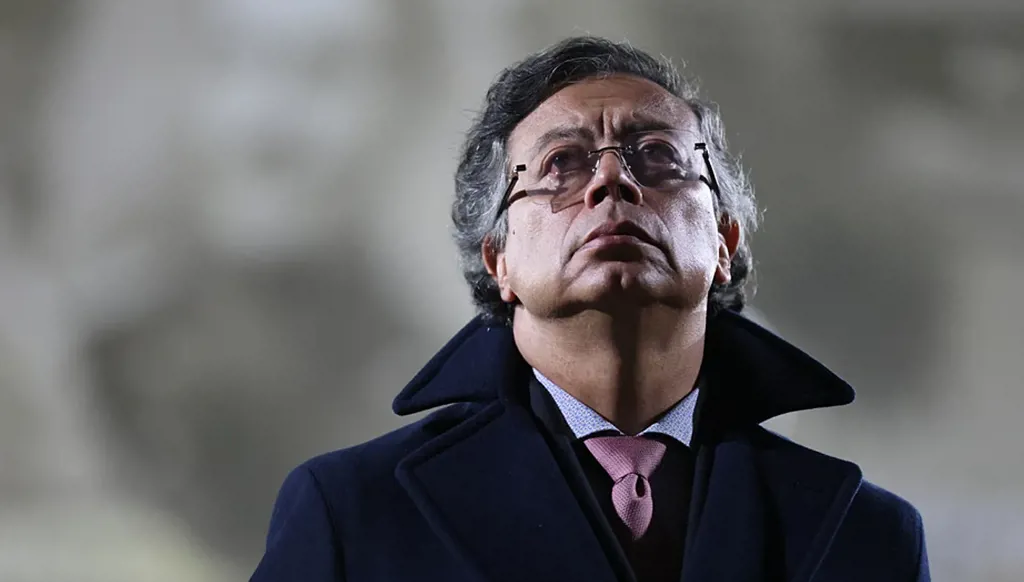 الرئيس الكولومبي يتعهد بـ"حمل السلاح مجدداً" بمواجهة تهديدات ترامب