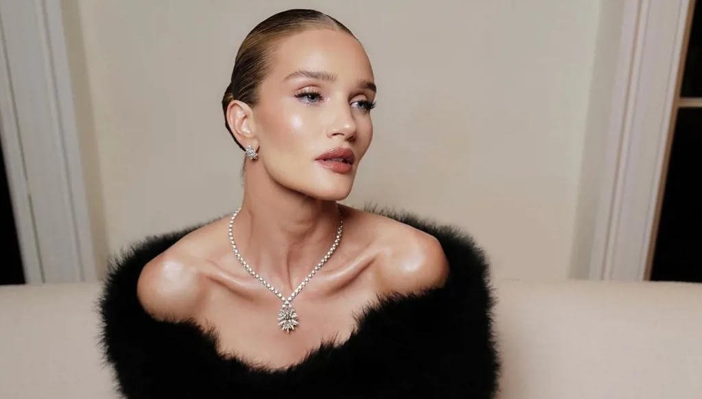 5 إطلالات لروزي هنتنغتون وايتلي تلفت الأنظار بالأسود وبساطة التصاميم