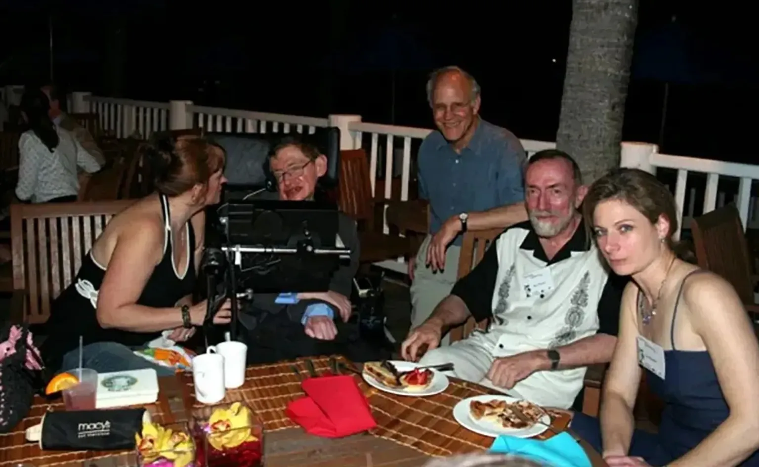 هوكينغ خلال زيارته الجزيرة عام 2006 (إكس)