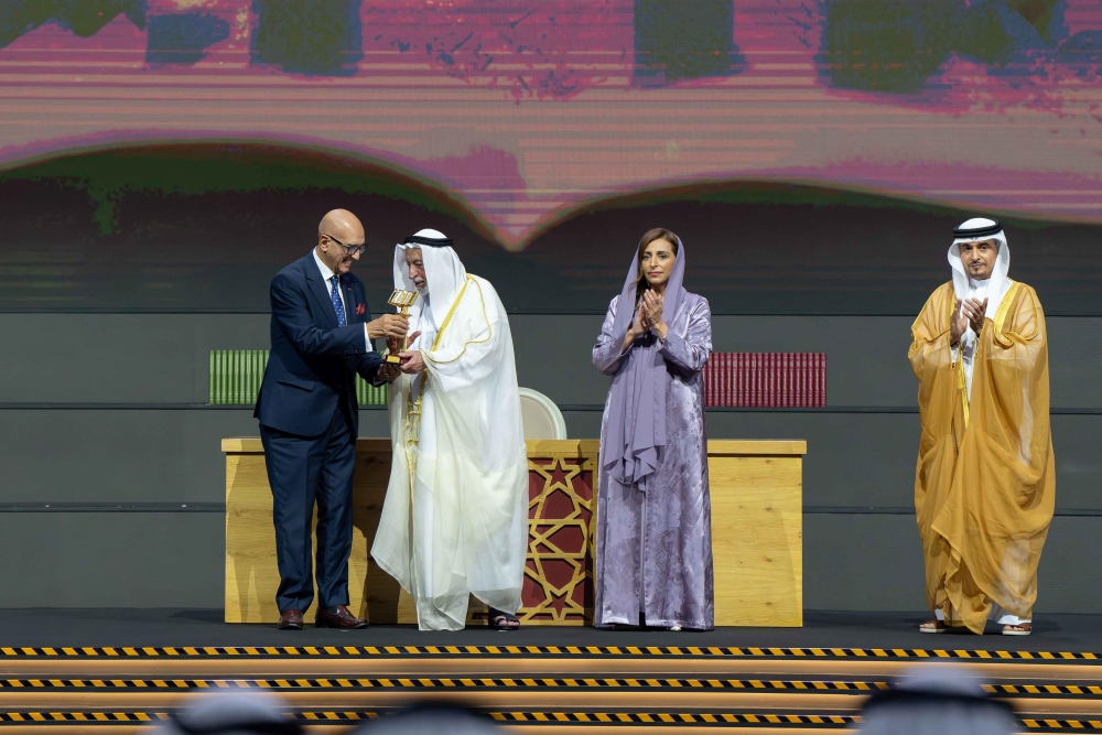 الكاتب محمد سلماوي مكرّماً من الشيخ سلطان القاسمي. (هيئة الشارقة)