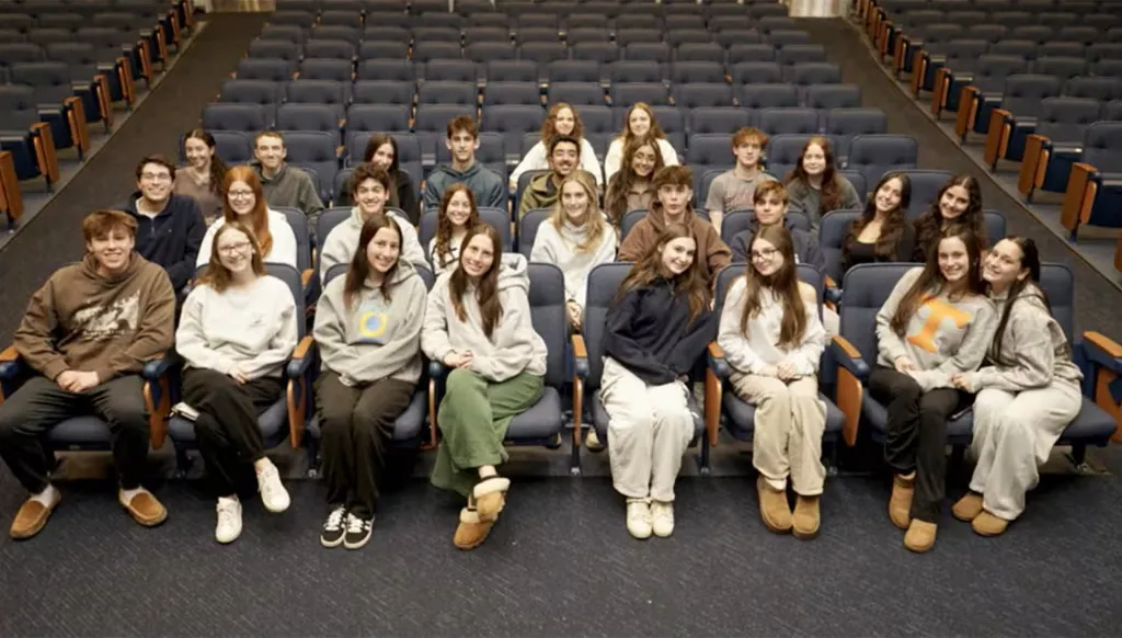 مدرسة في نيويورك تخرج 15 توأماً في الدفعة نفسها (صور)