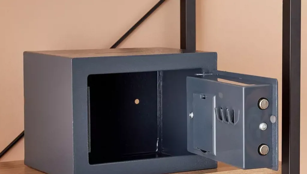 جمعية تُعلّق أعمالها في لبنان