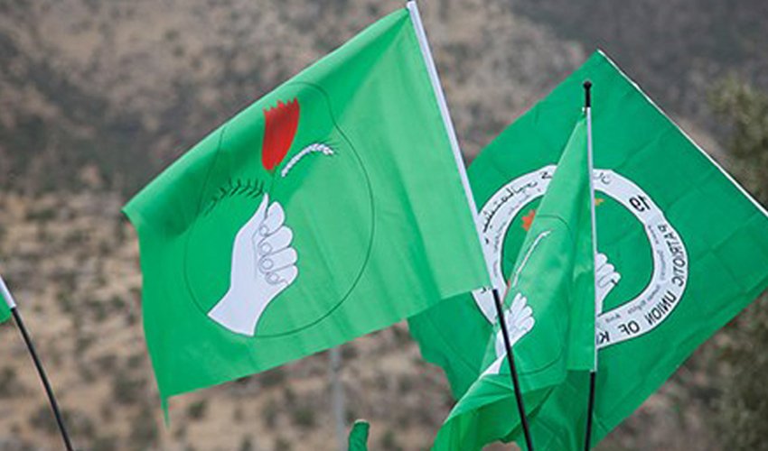 علم الاتحاد الوطني الكردستاني. (وكالات)