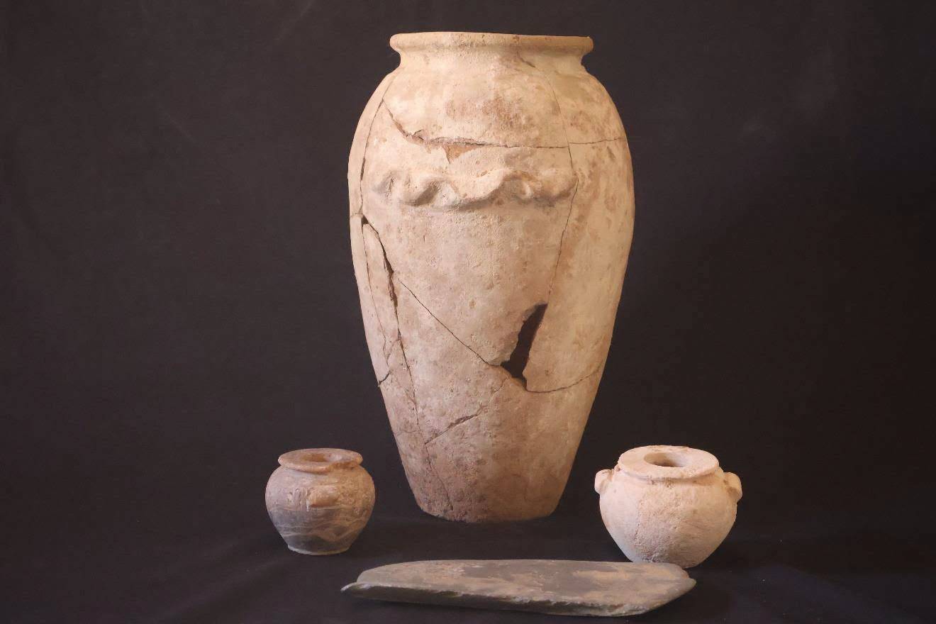 أوانٍ فخارية عُثر عليها في جبل الطير بالمنيا (وزارة السياحة والآثار المصرية)