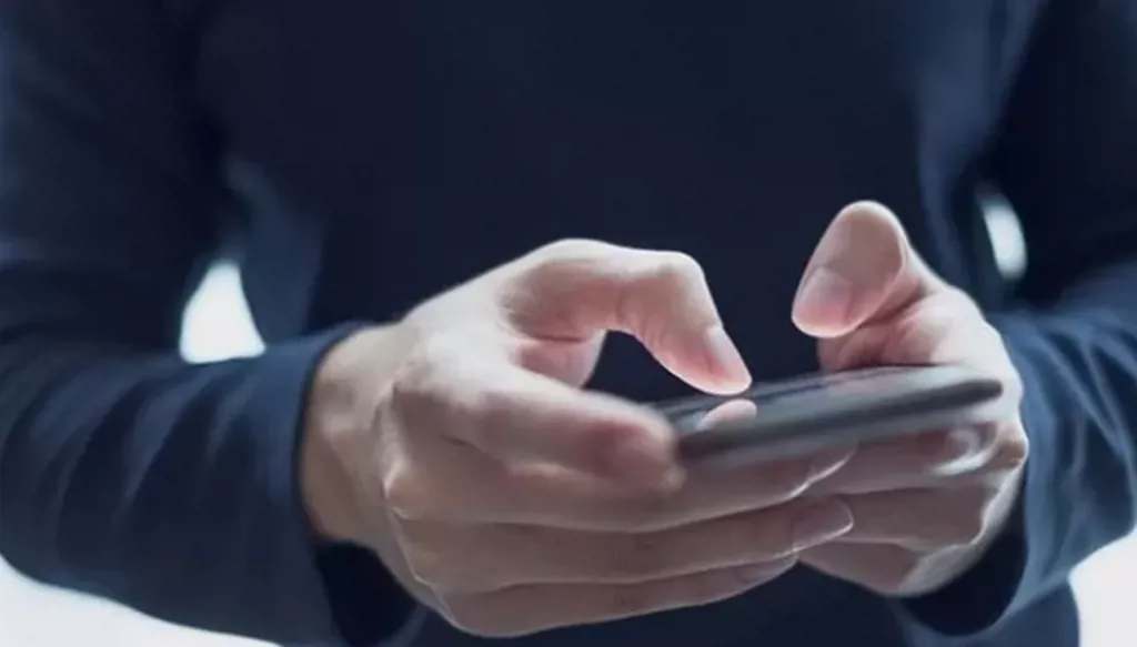 توصية فرنسية بحظر استخدام المنصات لمن دون 15 عاماً