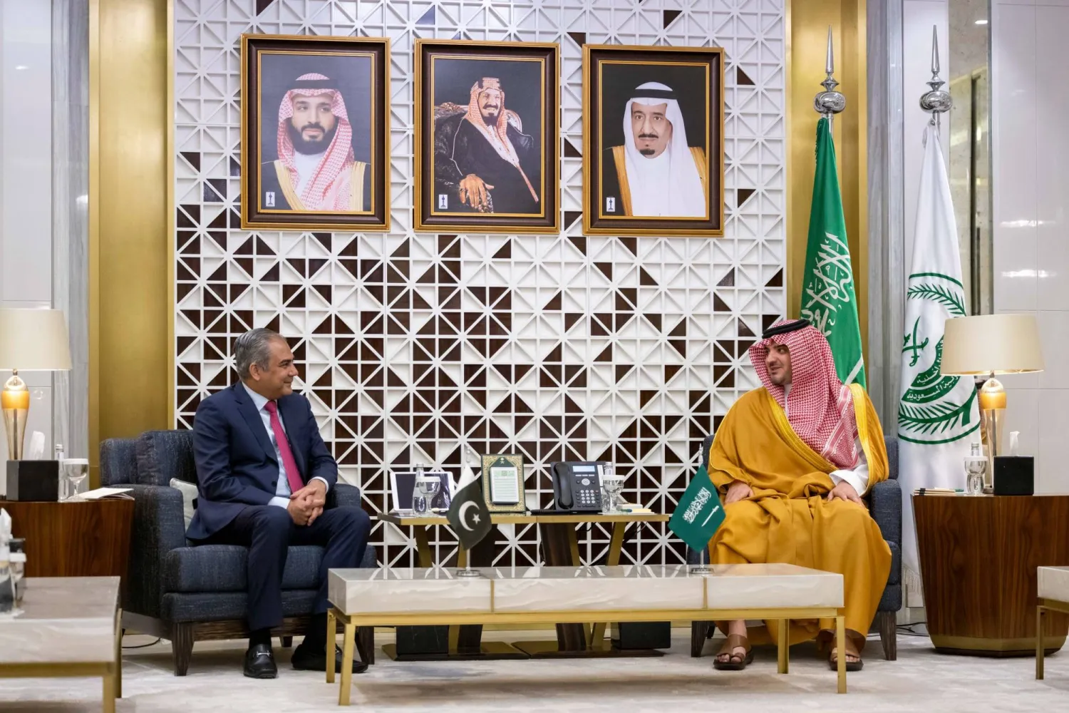 الأمير عبد العزيز بن سعود لدى استقباله الوزير محسن رضا نقوي في الرياض (الداخلية السعودية)