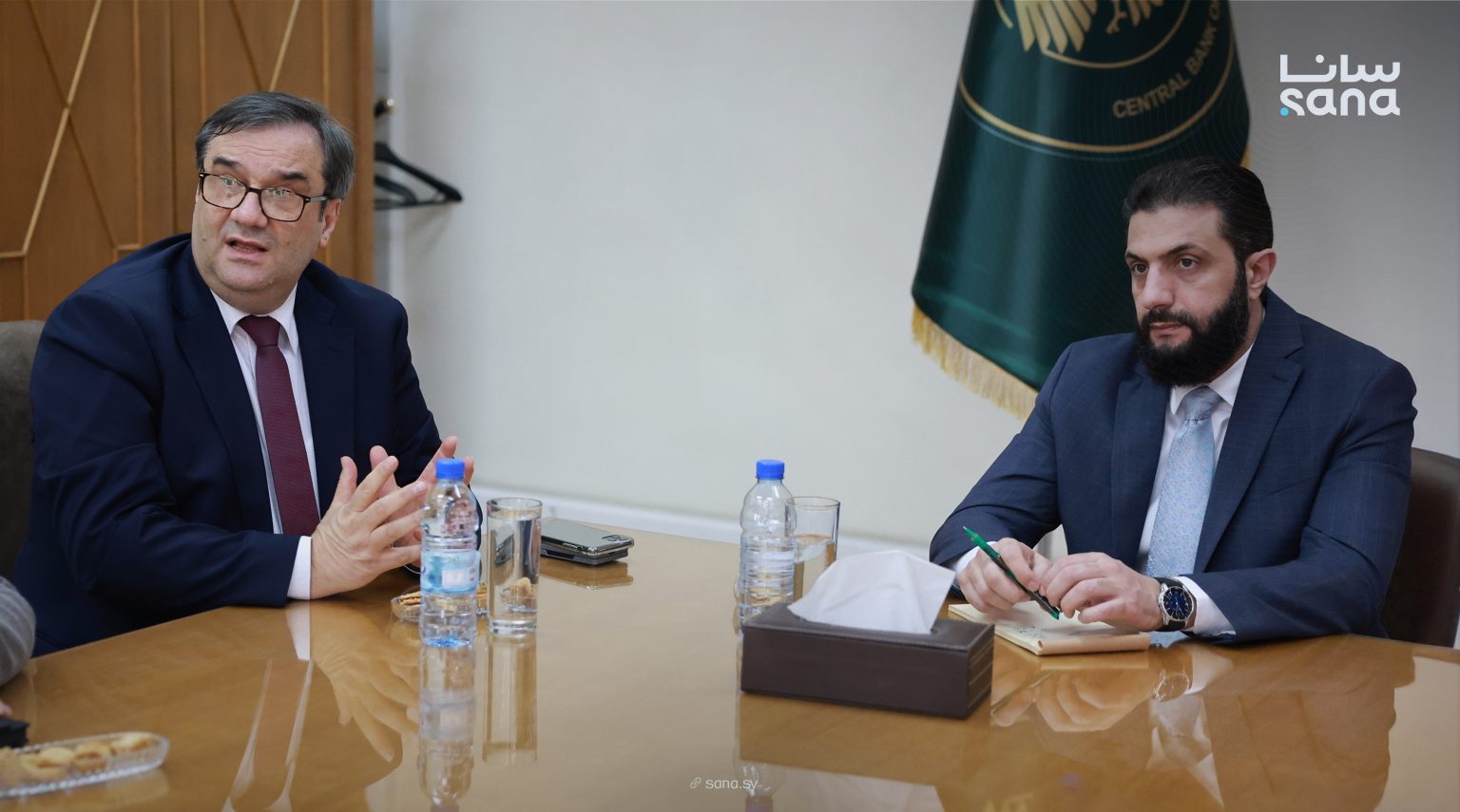 الرئيس السوري أحمد الشرع يزور مصرف سوريا المركزي (سانا)