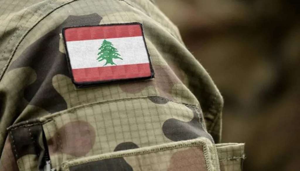 مسؤول أمني يتجول دون مرافقة