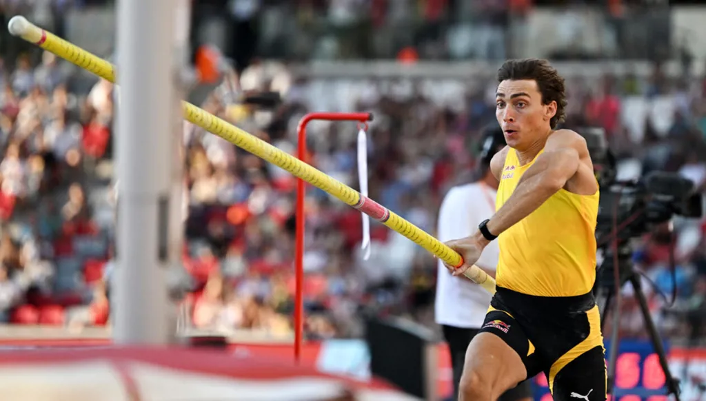 من "كمامات وملاعب فارغة" إلى 70 ألف متفرج... دوبلانتيس يستعد لتجربة مختلفة