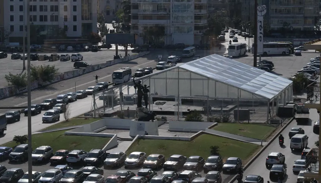 بالصور- نصب الخيمة التي سيلتقي فيها البابا رؤساء الطوائف الإسلامية في ساحة الشهداء