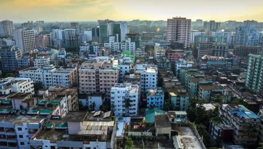 "سكان دكا خارج منازلهم"... زلزال بقوة 5.7 درجات يضرب بنغلادش