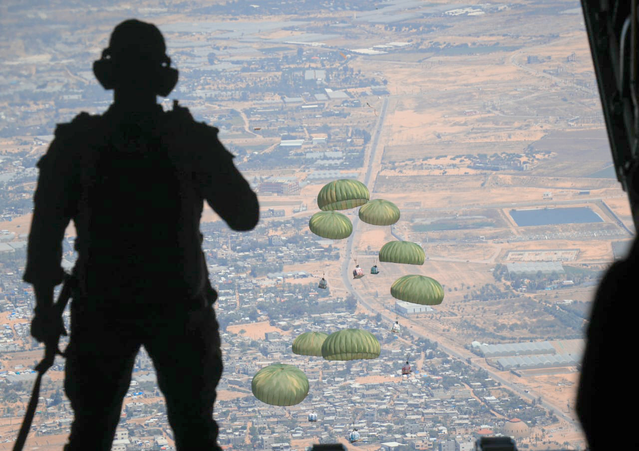 أحد الإنزالات الجوية على غزة (أرشيفية)