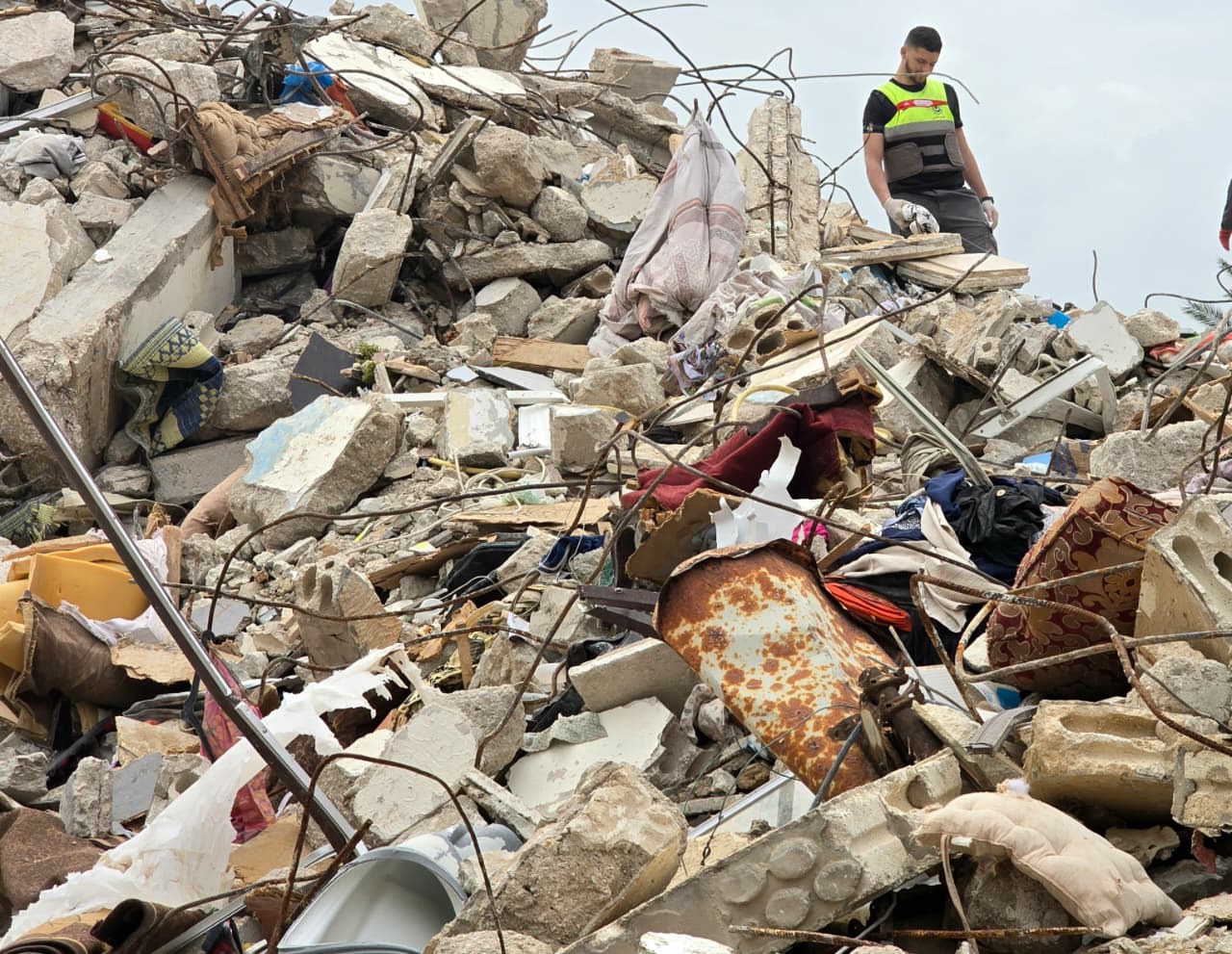 أحد عناصر الانقاذ فوق الأنقاض.