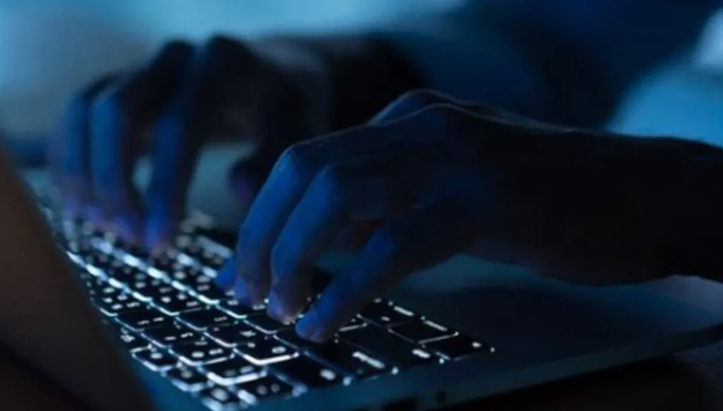 شكوك أمنية حول ناشطة تنشر أخبار لا صحة لها
