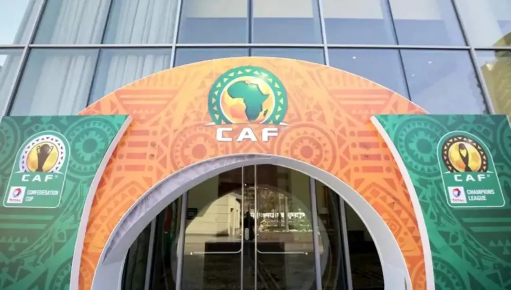 بعد أكثر من 30 عاماً... من هو فيرون موسينغو-أومبا الأمين العام المستقيل من الاتحاد الأفريقي لكرة القدم؟