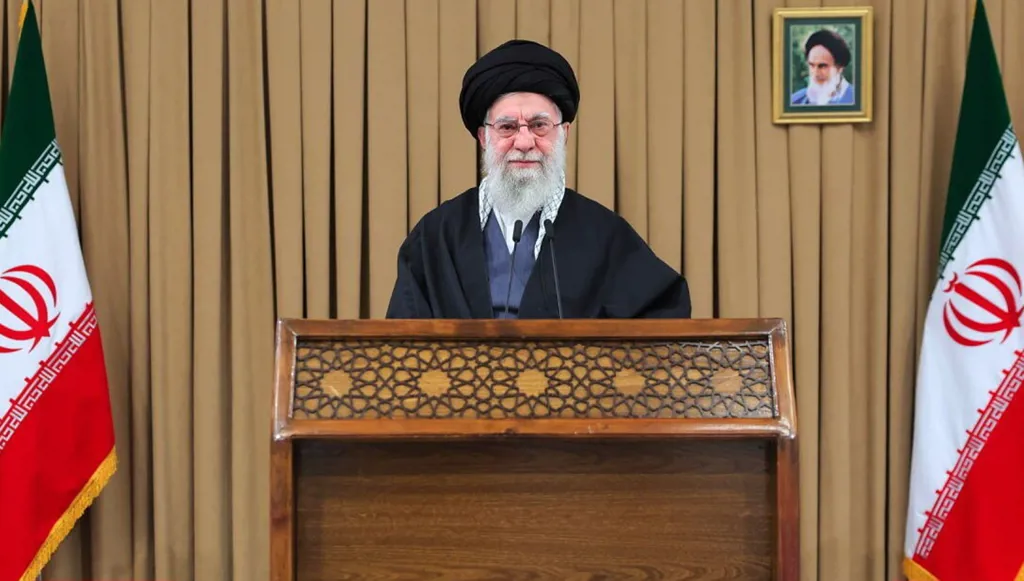 خامنئي يدعو الإيرانيين إلى تجنب الإسراف في الخبز والماء والغاز