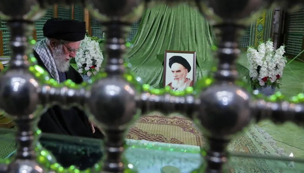 خامنئي عند ضريح الخميني (إيرا)